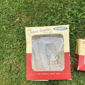 Palm Tree Tervis Tumbler Ice Bucket & 4 cups. Perfect for hosting a party.